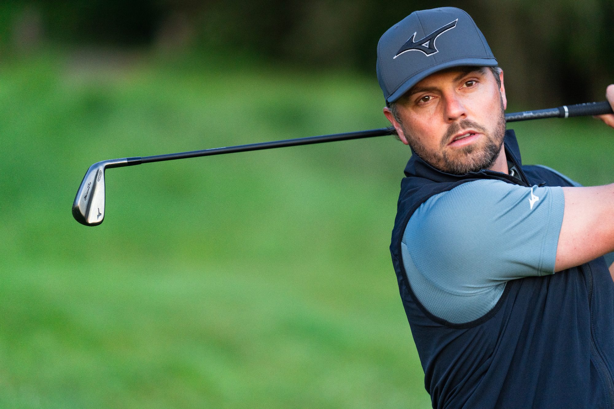 Golfer hitting a Mizuno Pro Fli-Hi